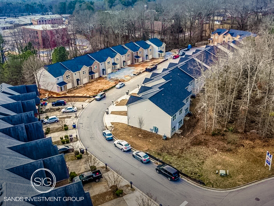 8328 Triple Crown Dr in Douglasville, GA - Foto de edificio