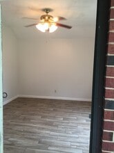 1309 Monte Vista Dr in Lockhart, TX - Foto de edificio - Building Photo