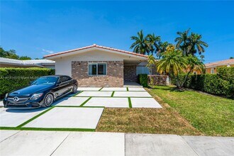 1045 Hollywood Blvd in Hollywood, FL - Building Photo - Building Photo
