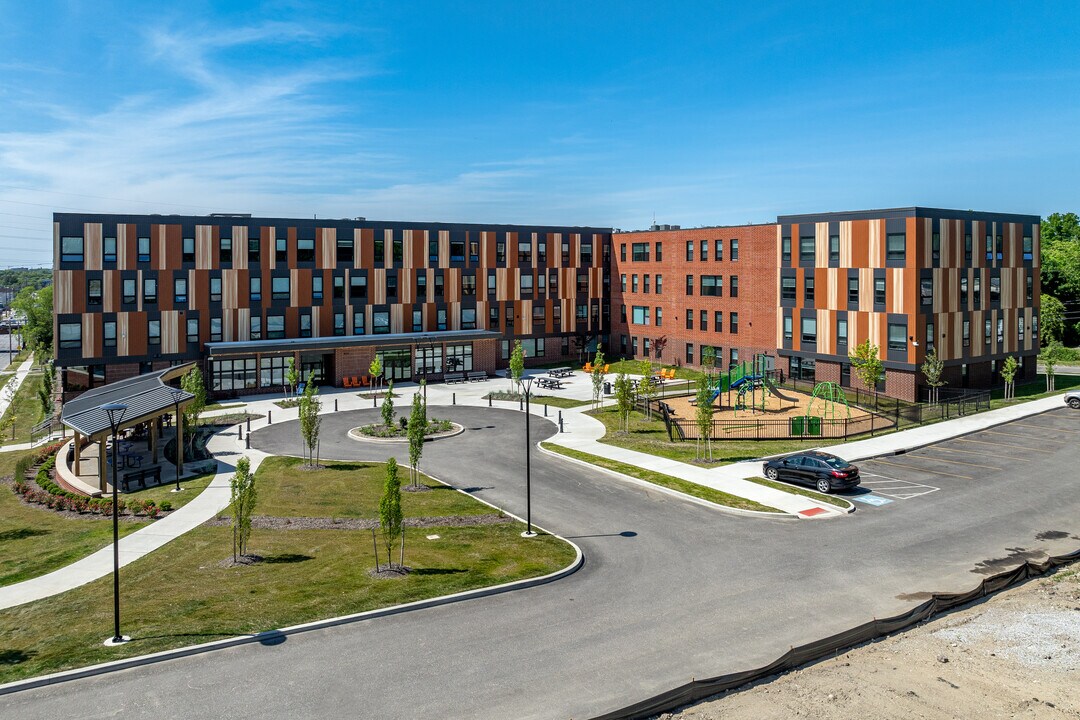 Woodhill Station West in Cleveland, OH - Foto de edificio