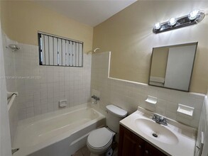 148 NW 40th Ct in Oakland Park, FL - Building Photo - Building Photo