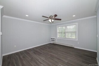 241 W Main St in Bay Shore, NY - Foto de edificio - Building Photo