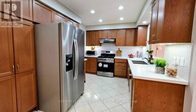 500 Sixteen Mile Dr in Oakville, ON - Building Photo - Building Photo