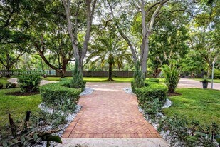 7405 SW 79th Ct in Miami, FL - Building Photo