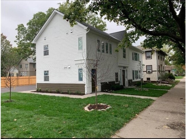2106 SE Fairmount St in Minneapolis, MN - Building Photo - Building Photo
