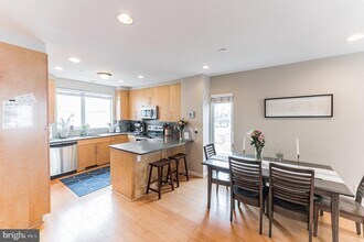 211 Brown St in Philadelphia, PA - Building Photo - Building Photo