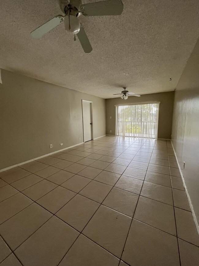 7801 S Colony Cir in Tamarac, FL - Building Photo - Building Photo
