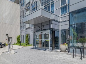 225 Village Green Sq in Toronto, ON - Building Photo - Building Photo