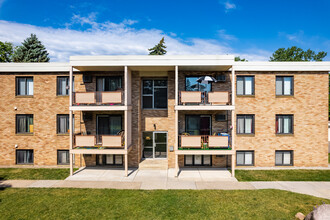 Highcrest Manor Apartments in St. Anthony, MN - Building Photo - Building Photo