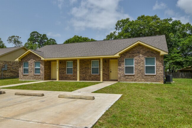 1105 Parkhurst Ave in Cleveland, TX - Building Photo - Building Photo