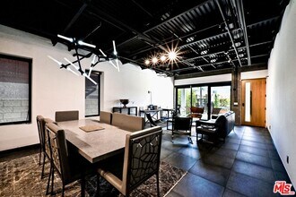 916 Roswell Ave in Long Beach, CA - Foto de edificio - Building Photo