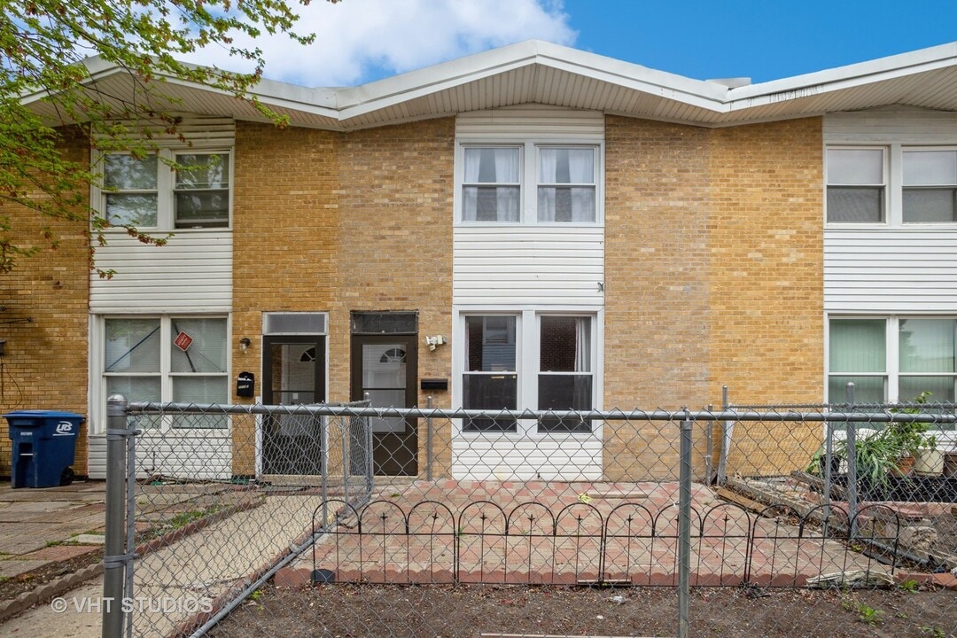 2017 Pine St in Des Plaines, IL - Building Photo