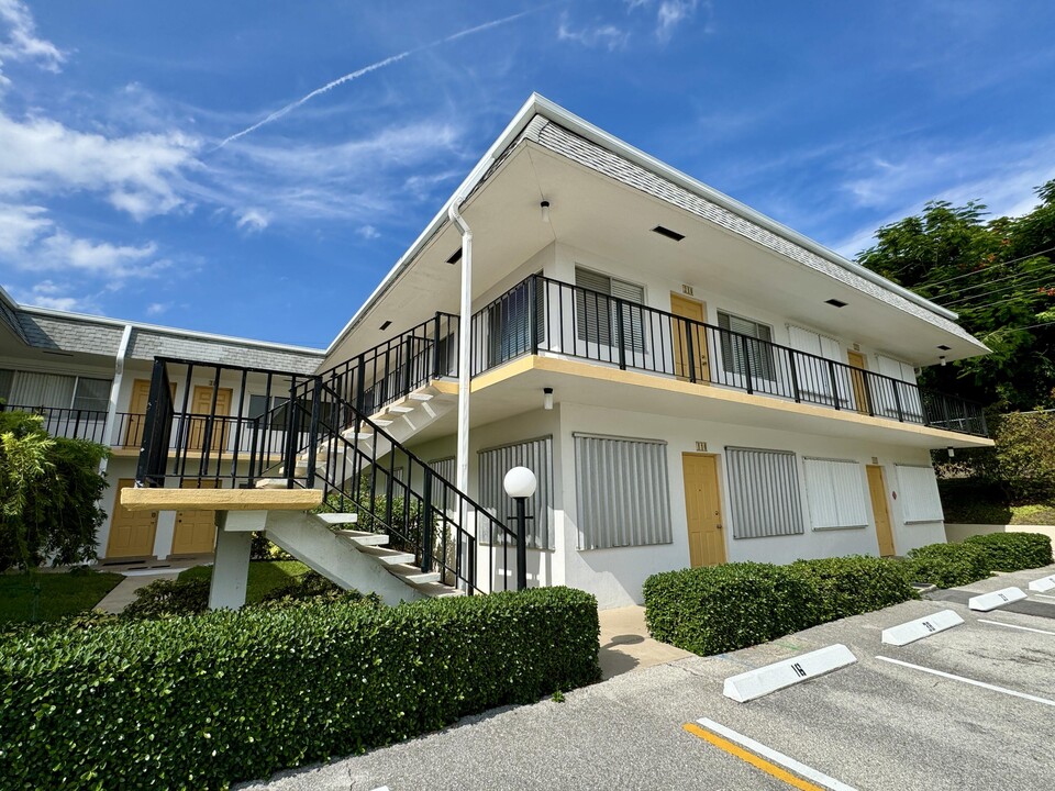 2840 Cynthia Ln in Lake Worth, FL - Building Photo