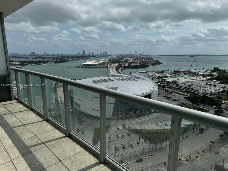 888 Biscayne Blvd in Miami, FL - Building Photo