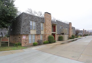 North Point Apartments in Denton, TX - Foto de edificio - Building Photo