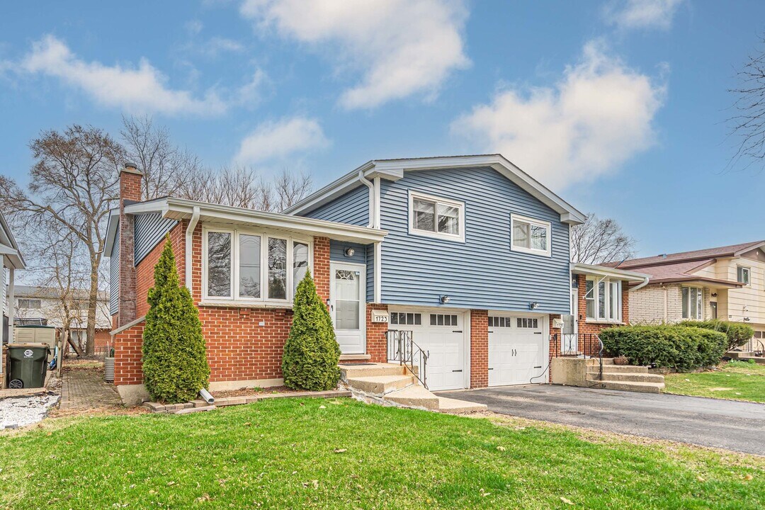1723 N Windsor Dr in Arlington Heights, IL - Building Photo