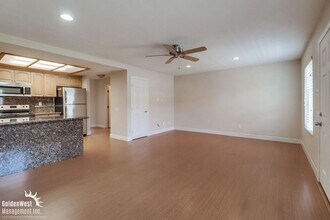 2219 Burroughs St in San Diego, CA - Foto de edificio - Building Photo