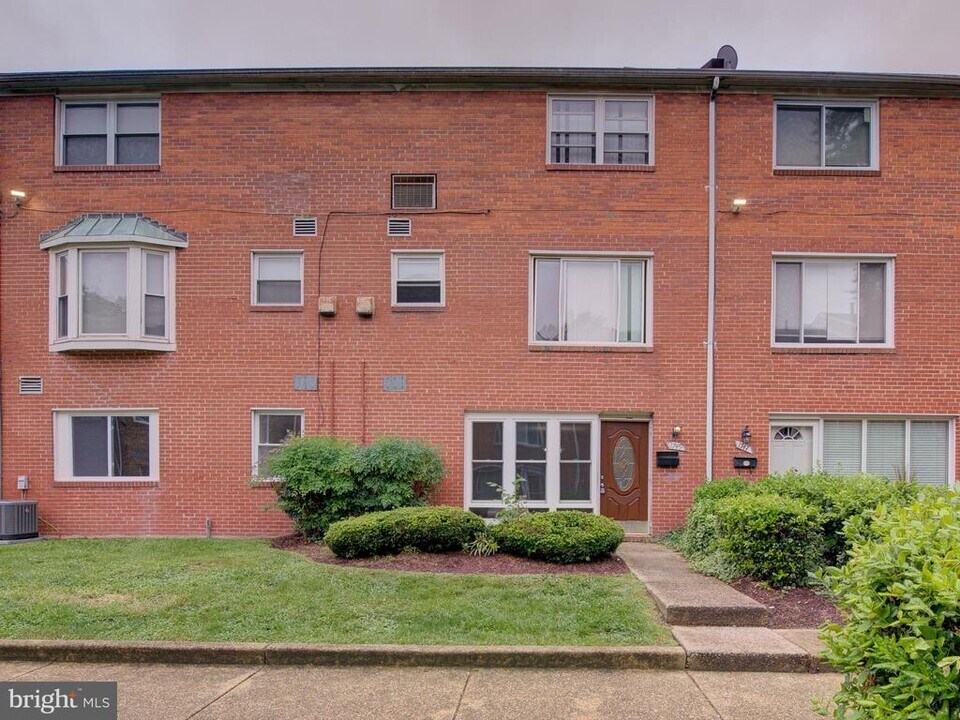 1749 Addison Rd S in District Heights, MD - Building Photo