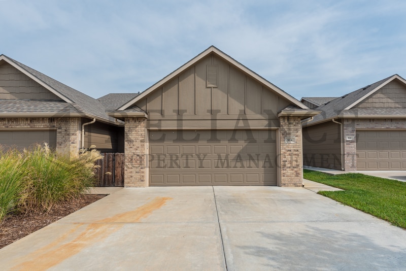 914 W Onewood Pl in Andover, KS - Building Photo