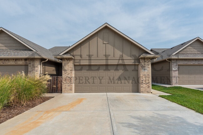 property at 914 W Onewood Pl