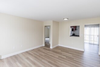 Newport Landings Apartment Community in Middletown, RI - Foto de edificio - Building Photo