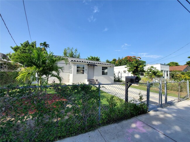 70 NW 33rd St in Miami, FL - Building Photo - Building Photo