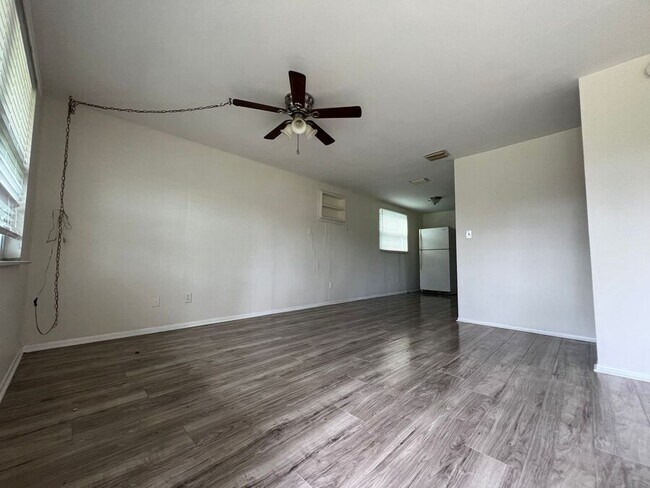 9317 Goldenrod Rd-Unit -B in Thonotosassa, FL - Building Photo - Building Photo