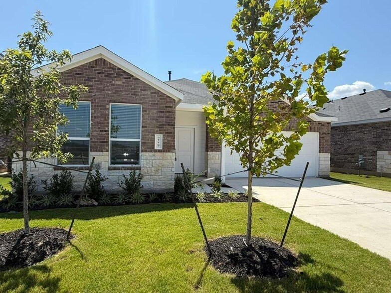 228 Rodney Boat Rd in Kyle, TX - Foto de edificio