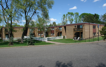 2021 W 90th St in Bloomington, MN - Foto de edificio - Building Photo