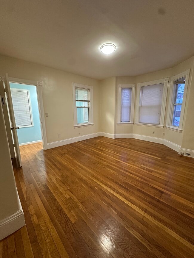 19 Rockwell St, Unit 1 in Boston, MA - Foto de edificio - Building Photo