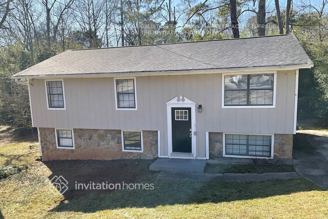 4631 Big Valley Rd in Stone Mountain, GA - Foto de edificio