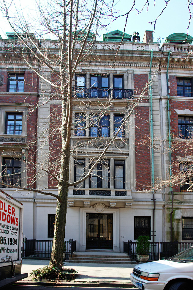 30 W 74th St in New York, NY - Foto de edificio - Building Photo