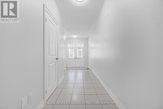 60 Mohandas Dr in Markham, ON - Building Photo - Building Photo