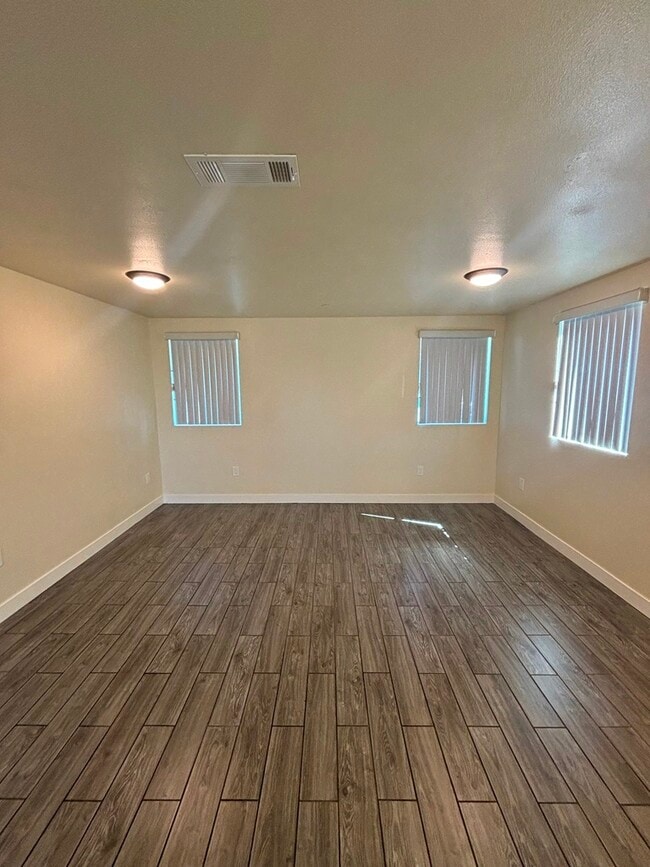 407 E 70th St in Los Angeles, CA - Foto de edificio - Building Photo