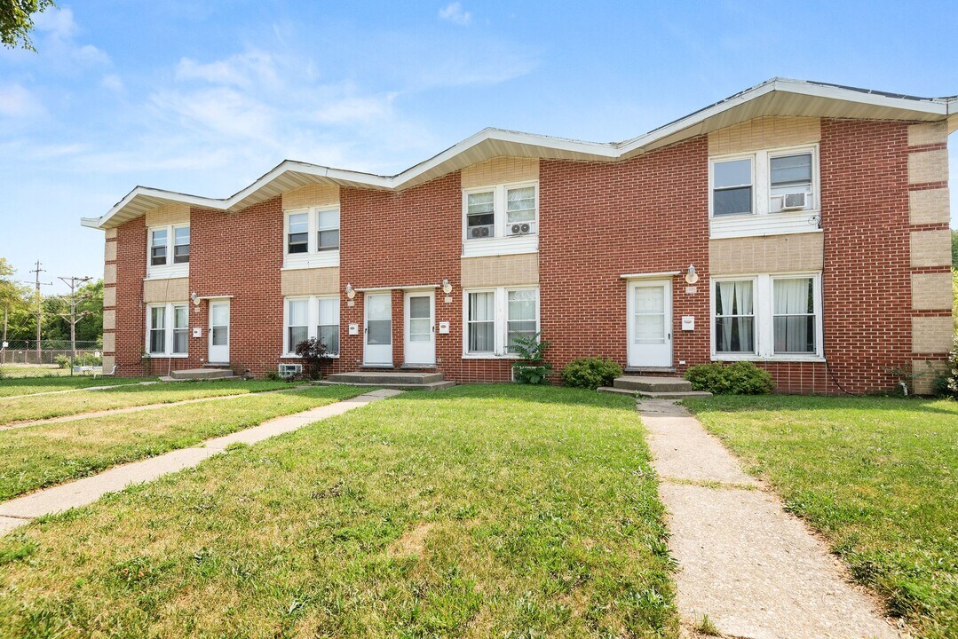 1219 Broadway Avenue in North Chicago, IL - Foto de edificio