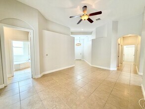 15409 Cortona Way in Naples, FL - Foto de edificio - Building Photo