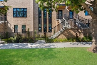 1049 E 8th St in Tulsa, OK - Foto de edificio - Building Photo