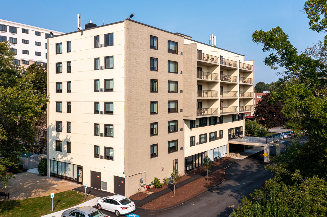 Colonial Village - Senior Living 62+ in Weymouth, MA - Foto de edificio