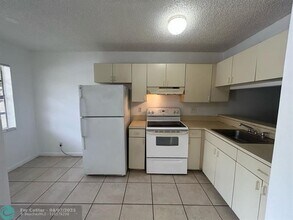 4099 Lakeside Dr in Tamarac, FL - Building Photo - Building Photo