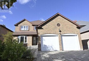 24 Beasley Dr in Richmond Hill, ON - Building Photo