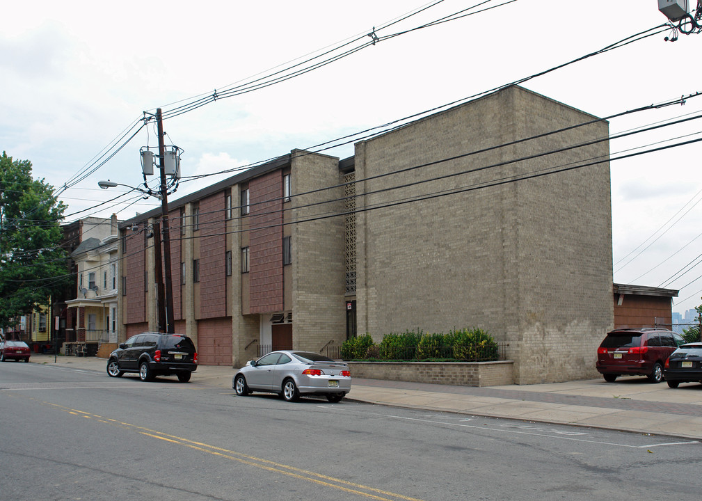 610 Palisade Ave in Union City, NJ - Building Photo