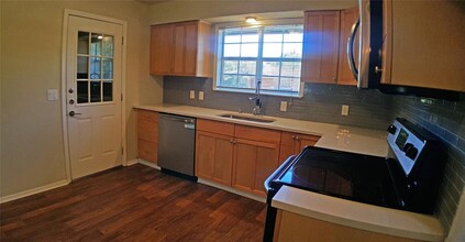2105 N Cannes Dr in Cedar Park, TX - Foto de edificio - Building Photo
