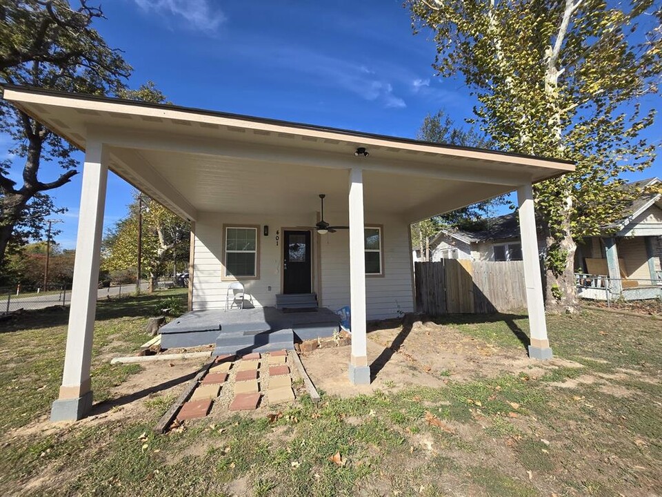 401 E 3rd St in Hearne, TX - Building Photo