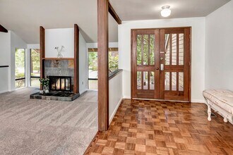 915 147th Pl NE in Bellevue, WA - Foto de edificio - Building Photo