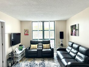 2055 SW 122nd Ave in Miami, FL - Building Photo - Building Photo