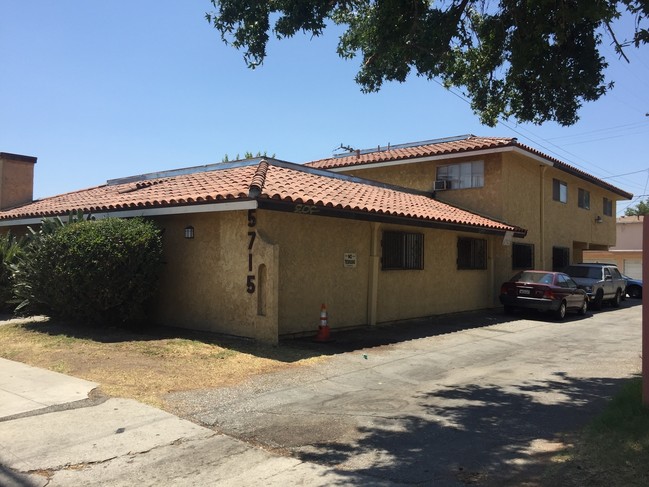 5715 Orange Ave in Long Beach, CA - Building Photo - Building Photo