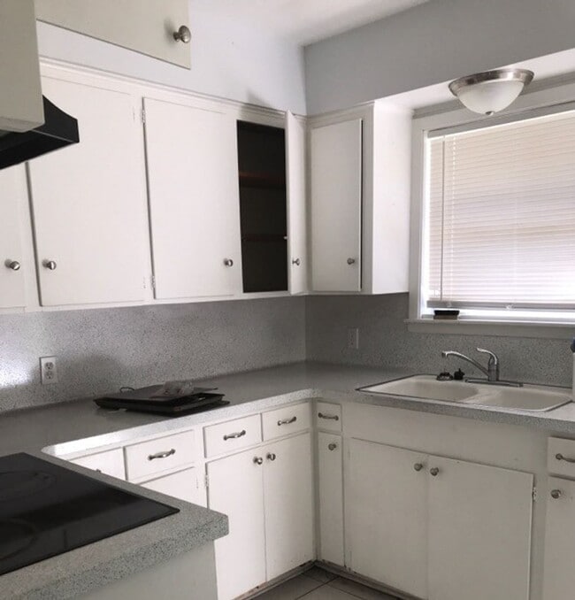 property at 1127-1127 MacArthur St