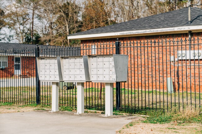 1202 Douglas MacArthur St, Unit Sampson Place Apartments in Orangeburg, SC - Building Photo - Building Photo