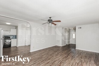 2202 Lockwood Dr in Carrollton, TX - Foto de edificio - Building Photo