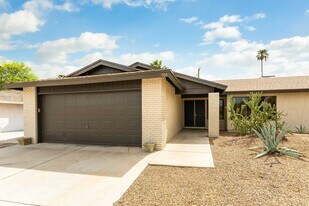 700 Glen Abbey Cir in Las Vegas, NV - Building Photo